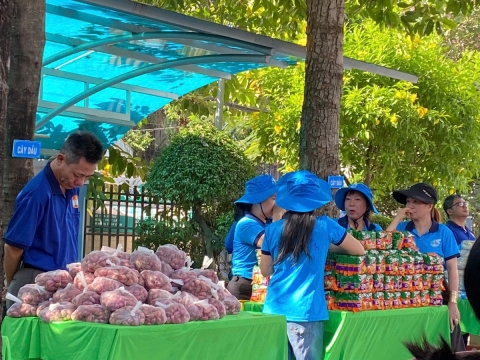 TRAO TẶNG QUÀ TẾT CHO CÁC HỘ GIA ĐÌNH CÓ HOÀN CẢNH KHÓ KHĂN 