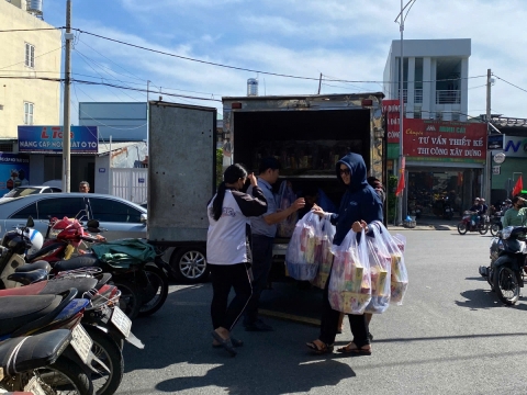 TRAO TẶNG QUÀ TẾT CHO CÁC HỘ GIA ĐÌNH CÓ HOÀN CẢNH KHÓ KHĂN 