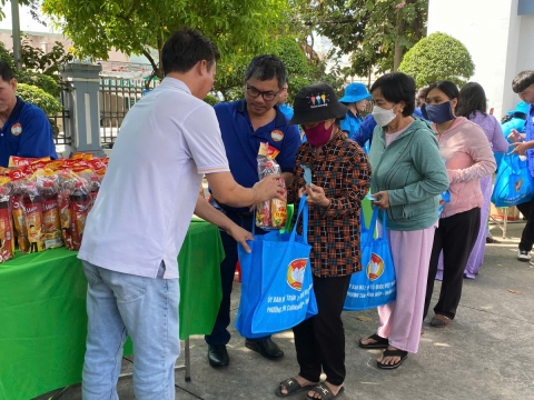 TRAO TẶNG QUÀ TẾT CHO CÁC HỘ GIA ĐÌNH CÓ HOÀN CẢNH KHÓ KHĂN 