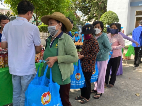 TRAO TẶNG QUÀ TẾT CHO CÁC HỘ GIA ĐÌNH CÓ HOÀN CẢNH KHÓ KHĂN 